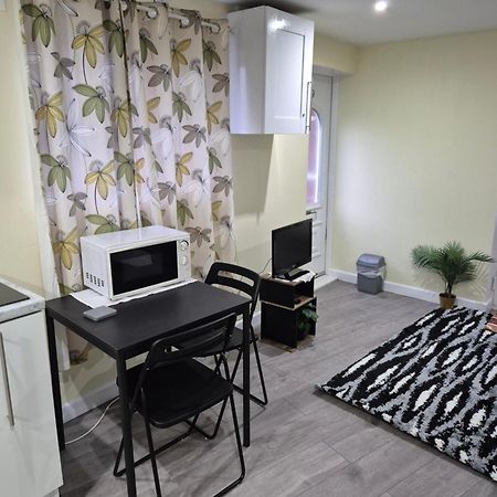 Spacious One Bedroom Self Contain With Toilet And Bath ميلتون كينيز المظهر الخارجي الصورة